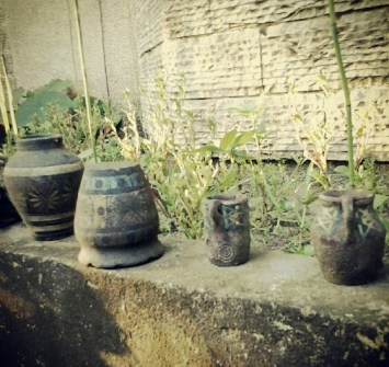 Little Urns at Mums garden / kelvinsm,2012